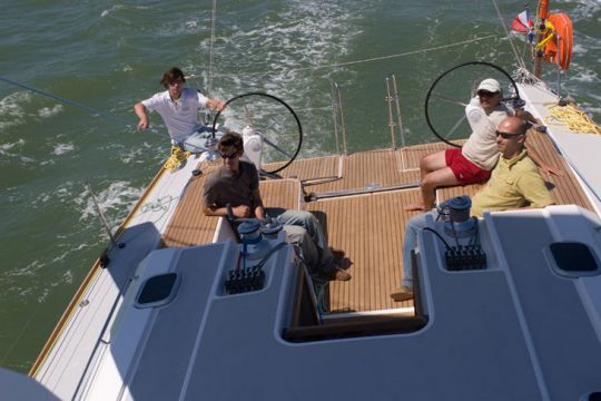 Timone a barra o a ruota: pro e contro in barca a vela