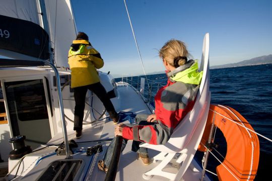 Timone a barra o a ruota: pro e contro in barca a vela