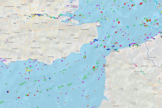 Marine Traffic. Dans certains détroits à très fort trafic, cette vision est impressionnante. Zoomez sur Gilbraltar ou bien encore la mer du Nord donne un peu le tournis...