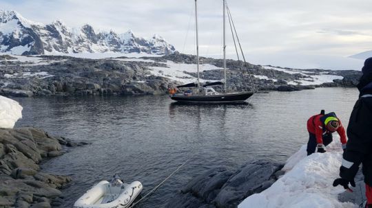 En attendant le vent fort annoncé, nous rajoutons 3 amarres supplémentaires aux 4 déjà en place