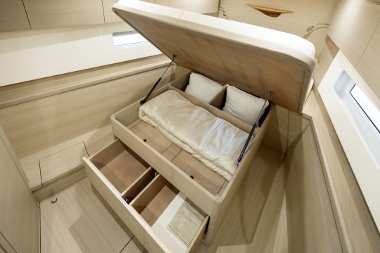 Exemple des nombreux rangements dans la cabine avant