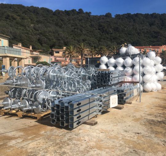Les installations avant leur mise en place sur Port-Cros