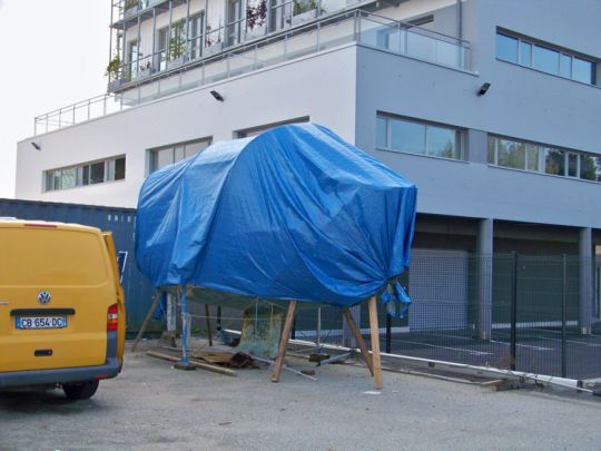 Le voilier est rapatrié à Lorient et mis sous bâche pour les travaux