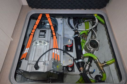Un moteur électrique dans chaque coque.