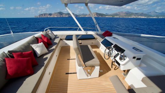 Le flybridge reste malgré tout assez grand malgré les panneaux solaires.