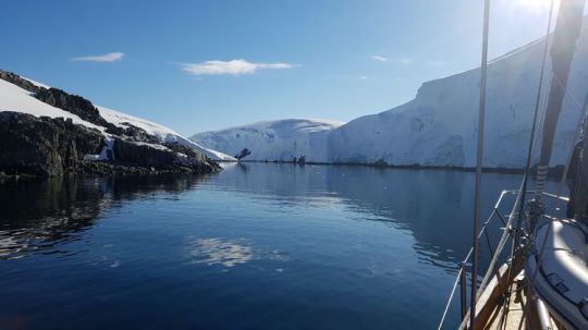 Notre mouillage bien protégé, coincé entre la terre et un énorme iceberg