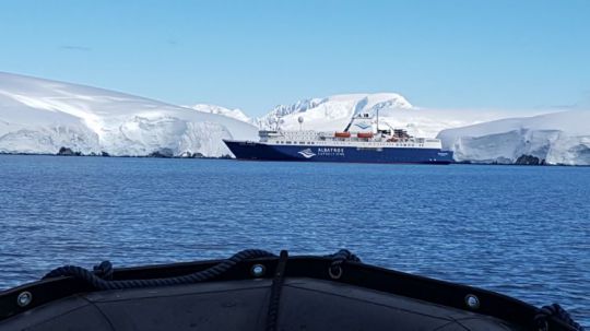 L'Atlantic Explorer au mouillage.