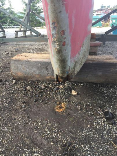 Déchirures sur la quille du voilier constatées au chantier quelques mois plus tard : difficile d'imaginer qu'un simple emplâtre d'époxy sous-marine puisse parfaitement les étanchéifier pour retraverser le Drake en toute sécurité