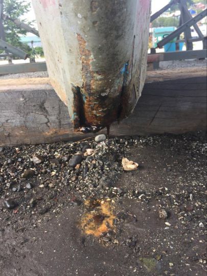 Détail de la déchirure de la quille.