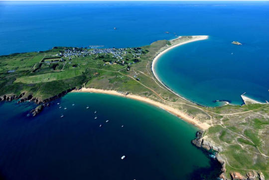 L'île de Houat et ses deux grandes plages propices au mouillage