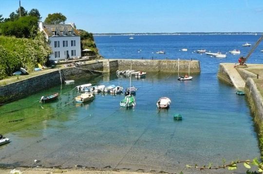 Sur île de Groix, le petit havre de Port Lay et la maison que Gauguin occupa durant son séjour.