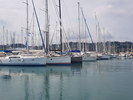Voiliers au port en Grèce