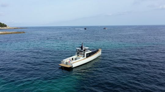 Le Silverfin au mouillage