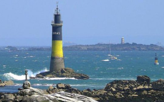 Tourelle Nord de Men Guen Bras que l'on trouve à l'entrée orientale du chenal de l'ile de Batz. Au fond la lanterne du plateau des Duons et juste devant la balise Nord Basse de Bloscon. Donc Men Guen Bras...