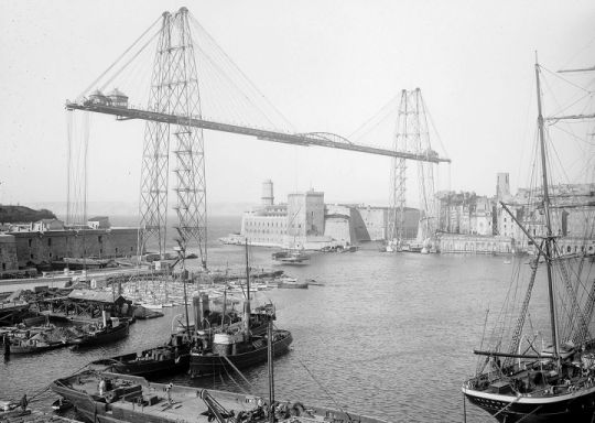 Le pont transbordeur qui relie les deux rives