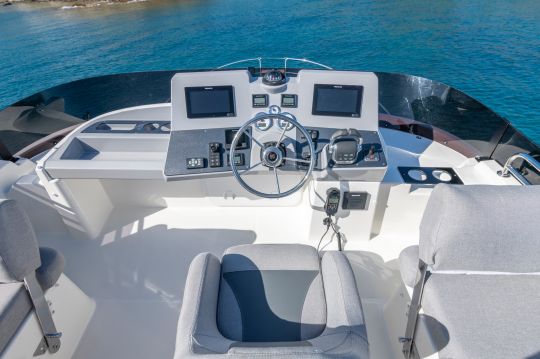 Poste de pilotage sur le flybridge