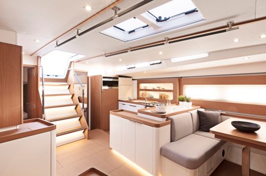 Le carré du First Yacht 53