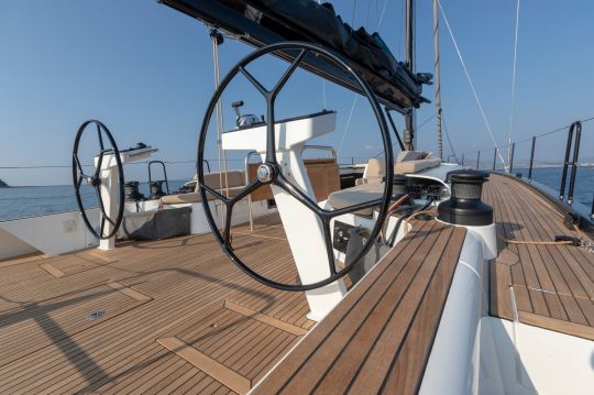 Le poste de barre du First Yacht 53