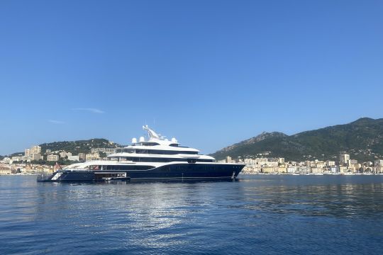 Le superyacht Symphony au mouillage © FX Ricardou