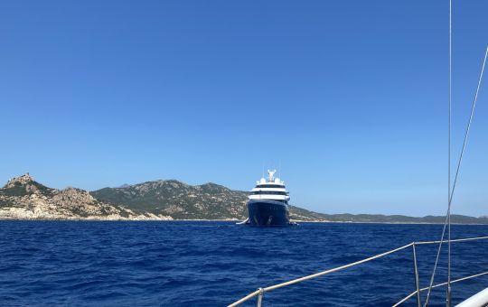 Le superyacht Symphony au mouillage © FX Ricardou