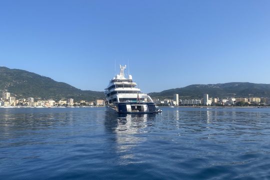 Le superyacht Symphony au mouillage © FX Ricardou