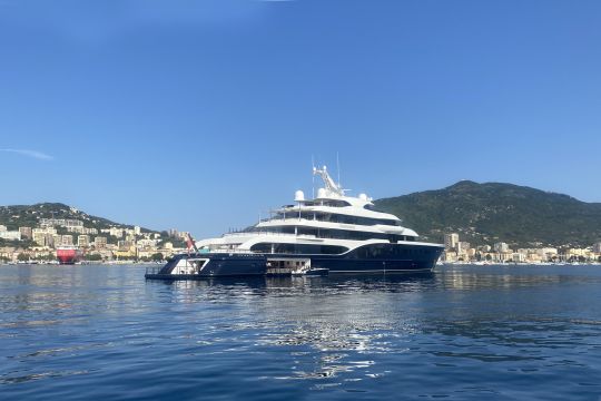Le superyacht Symphony au mouillage © FX Ricardou
