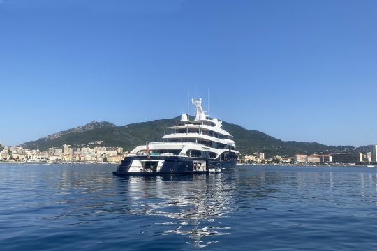 Le superyacht Symphony au mouillage © FX Ricardou