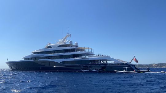 Le superyacht Symphony au mouillage © FX Ricardou