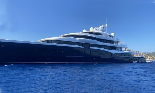 Le superyacht Symphony au mouillage © FX Ricardou