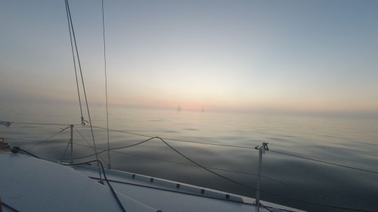 Une nuit à tenter d'avancer dans peu de vent