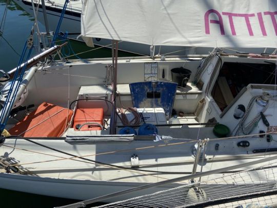 Le cockpit avec le radeau installé au fond