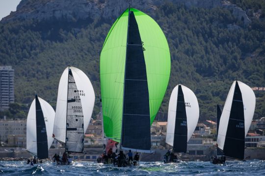 Bord sous spi dans la rade sud pour les IRC