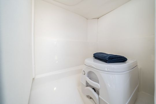Le cabinet de toilette dans la console babord