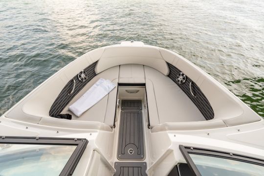 Un beau cockpit avant en U qui se transforme en bain de soleil