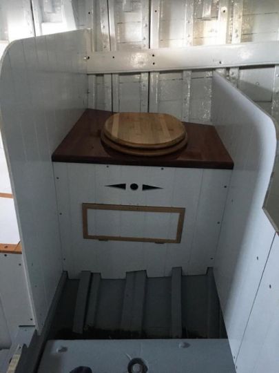 Les toilettes qui cachent un seau