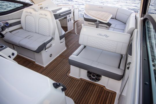 Le grand cockpit du Sundancer 320 Coupé HB