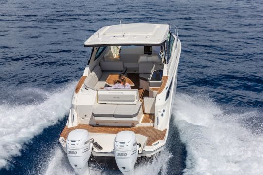 Une belle plateforme de bain pour l'accès à la mer