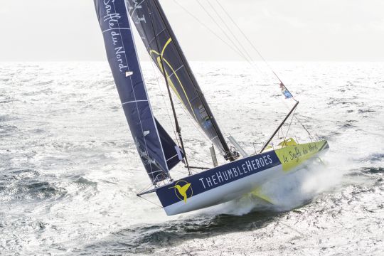 Thomas Ruyant à la barre de son IMOCA