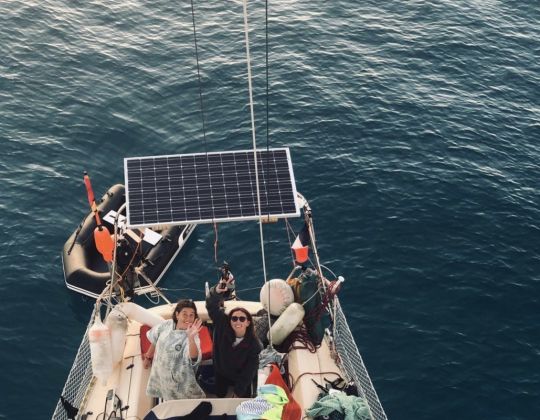Domicile et Jeanne sur leur Feeling 920 équipé d'un panneau solaire. @hissetesreves