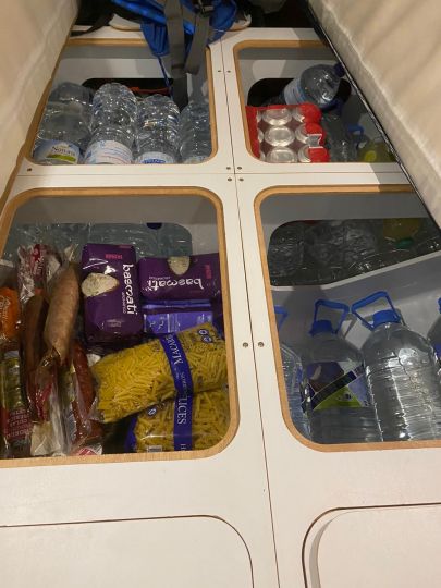 Avitaillement rangé dans les cales du RM1060