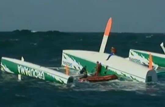 Retournement de Groupama sur la Route du Rhum 2002