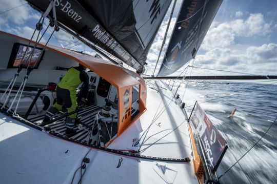 Radeau de survie SOLAS pack A , installé dans le cockpit extérieur de l'IMOCA PRB - © Yann Riou