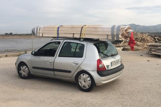 Tout commence par un chargement sur le toit d'une voiture...