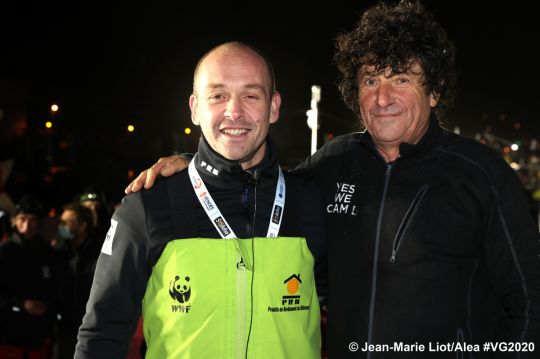 Retrouvailles avec Kevin Escoffier, qui a partagé 5 jours de course dans le bateau de Jean