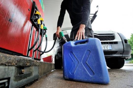 Remplir les jerrycan, avec précaution