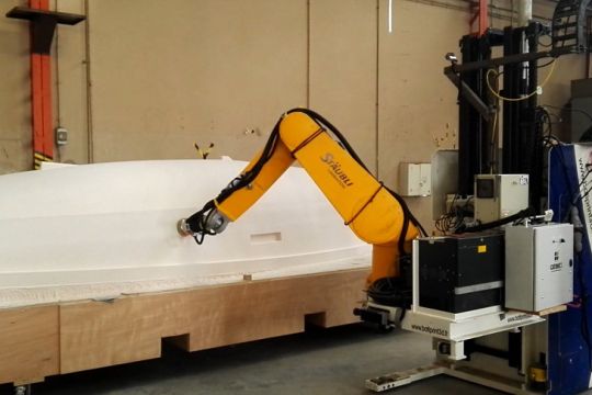 Essai de robot de ponçage pour une préforme de coque dans le cadre du projet Coroma avec Bénéteau