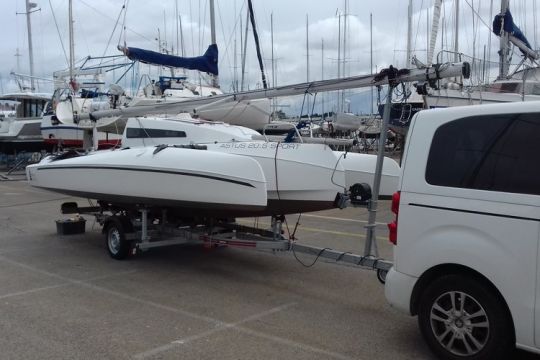 trimarano a vela da crociera