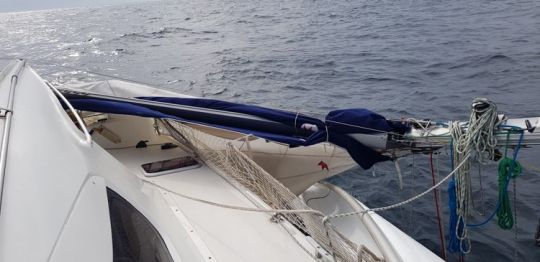 Démâtage heureusement avec peu de dommage autre que le mât et les voiles
