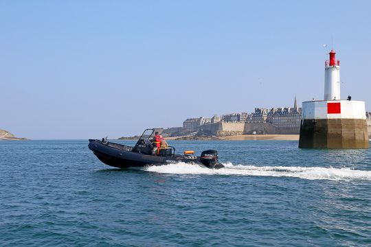 Zeppelin propose des bateaux à moteur dont la conception permet qu'ils soient classifiés insubmersibles