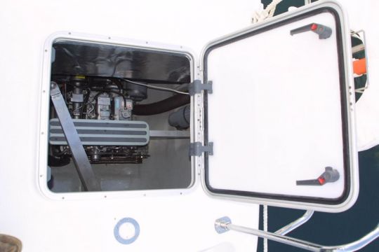 Un moteur dans la coque tribord d'un catamaran